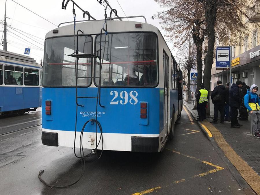 У Вінниці на Соборній взірвалося колесо в тролейбусі 