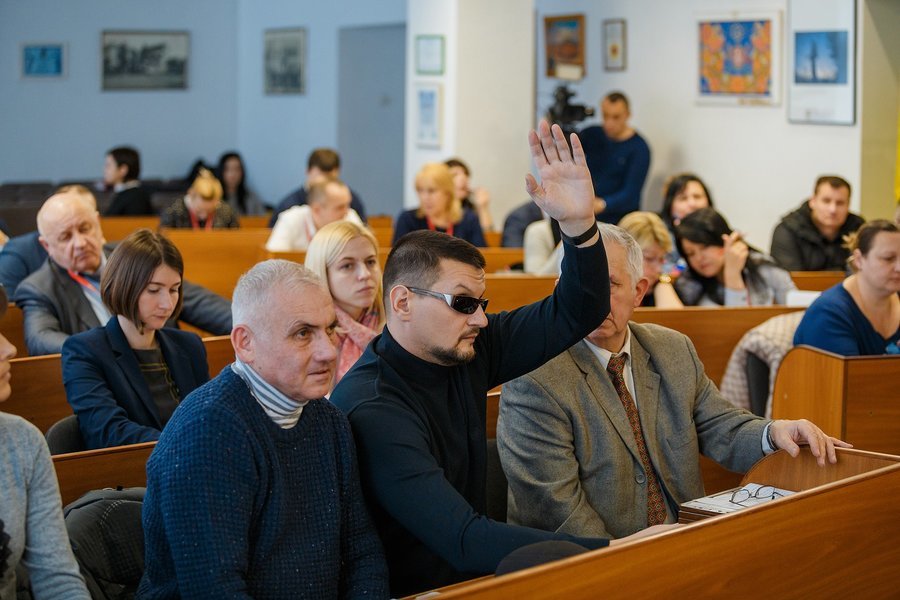 Минулого року у Вінниці встановили 7 зупинок, облаштованих тактильною плиткою для людей з порушенням зору