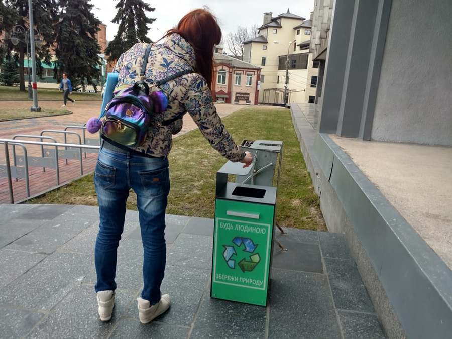 «Бути людиною» та берегти природу. До цього закликають містян гасла на новеньких урнах