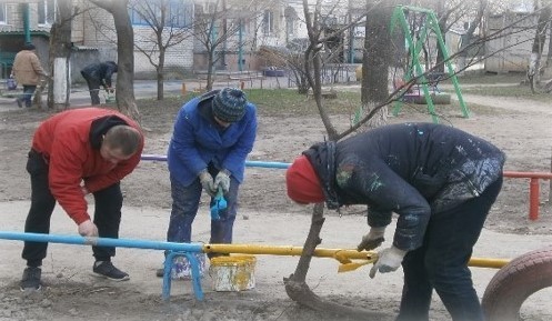 На прибудинкових територіях триває весняне прибирання