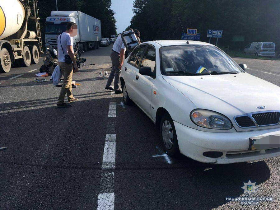 На Львівському шосе киянин на мотоциклі в'їхав у авто - чоловік в реанімації