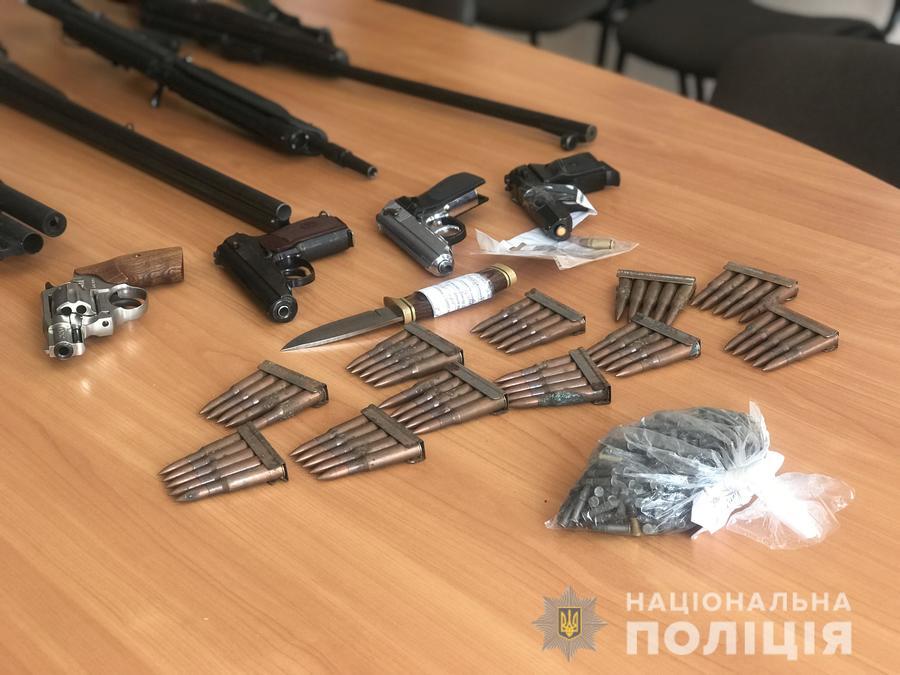 В поліції продемонстрували, яку зброю здавали вінничани