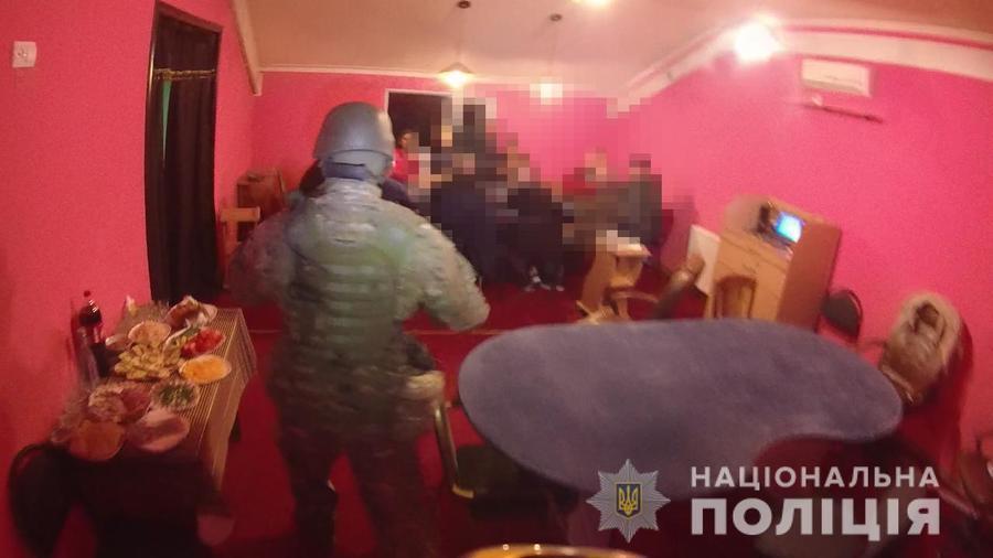 "Карти, гроші... наркота" - у центрі міста виявили підпільне "казино", в якому збували наркотики