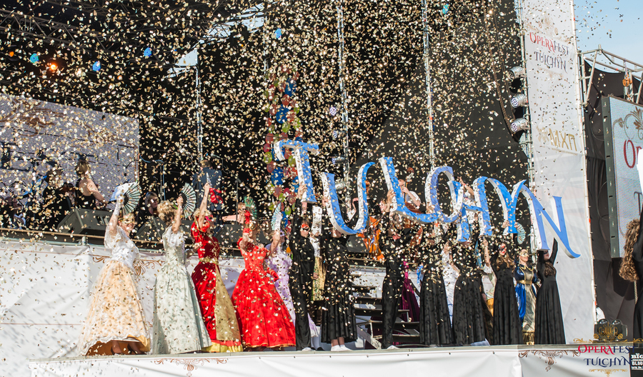 Таблички «Рекомендовано OPERAFEST TULCHYN» підкажуть, де у Тульчині спробувати «Обід вампіра» й інші оперні страви