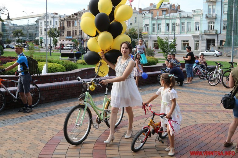 Вінницькі дівчата сіли на велосипеди у вечірніх ретро-сукнях, шляпках на підборах  - у місті відбувся велопарад "Леді на велосипеді"