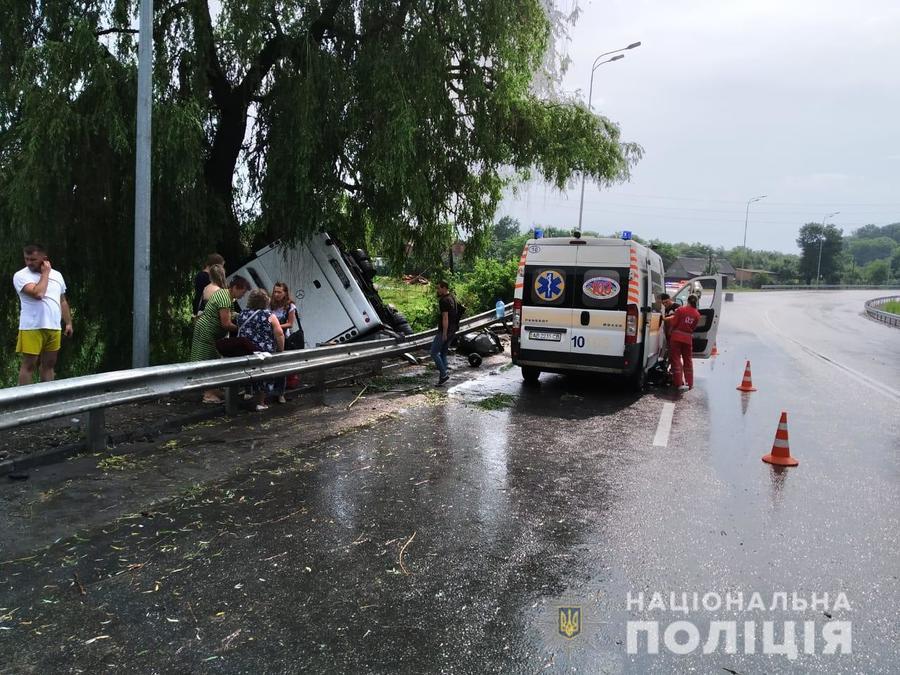 На Вінниччині перекинувся міжнародний автобус з пасажирами. Є постраждалі