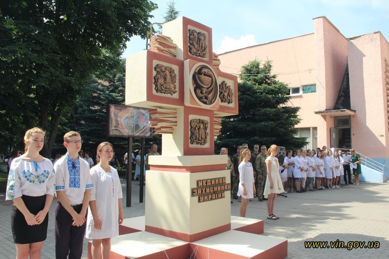 У Вінниці відкрили  пам'ятник військовим медикам