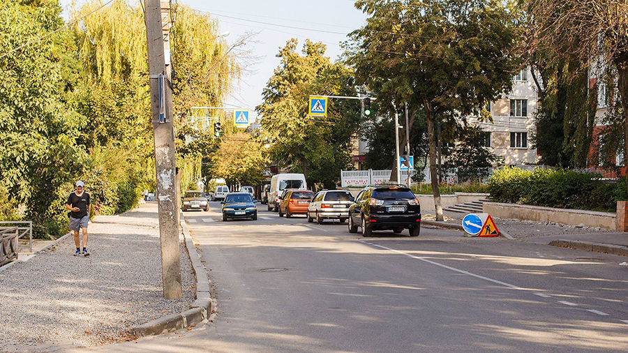 Біля 4-ї школи будують підвищений пішохідний перехід та проводять комплексний благоустрій прилеглої території