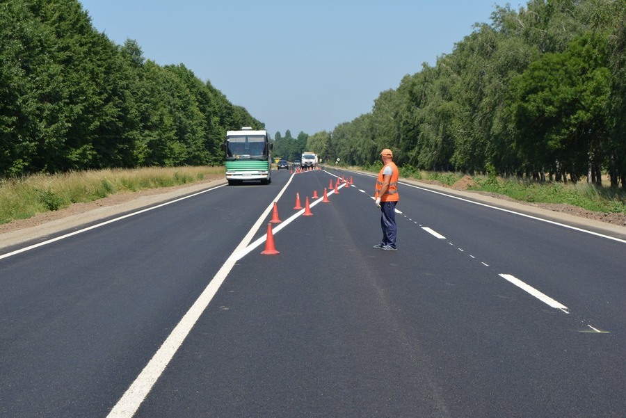 На відремонтованій ділянці дороги М-12 нанесли розмітку пластиком