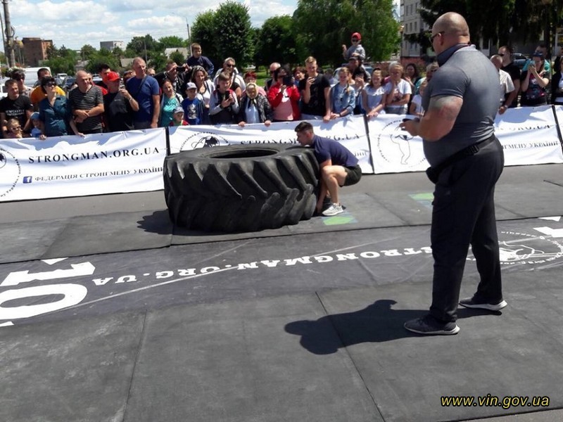 Силачі з усієї України "мірялися" силами на Вінниччині під час фестивалю зі стронгмену