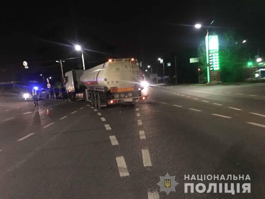 На виїзді з Вінниці вантажівка зіткнулась із легковиком