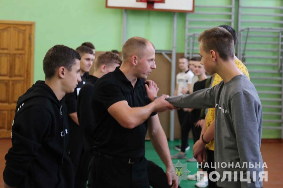 Поліцейські провели калинівським школярам "урок безпеки"