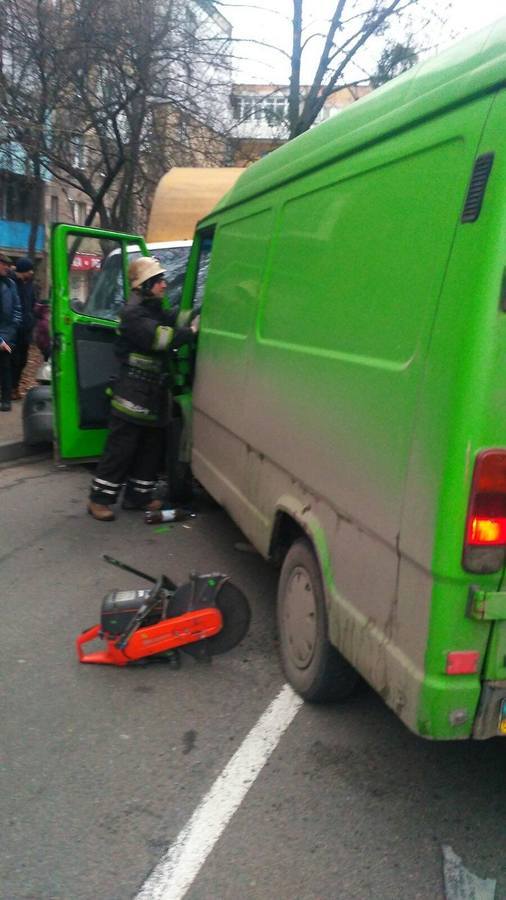 ДТП на вулиці Антонова: рятувальники розрізали автомобіль, аби дістати  постраждалого водія