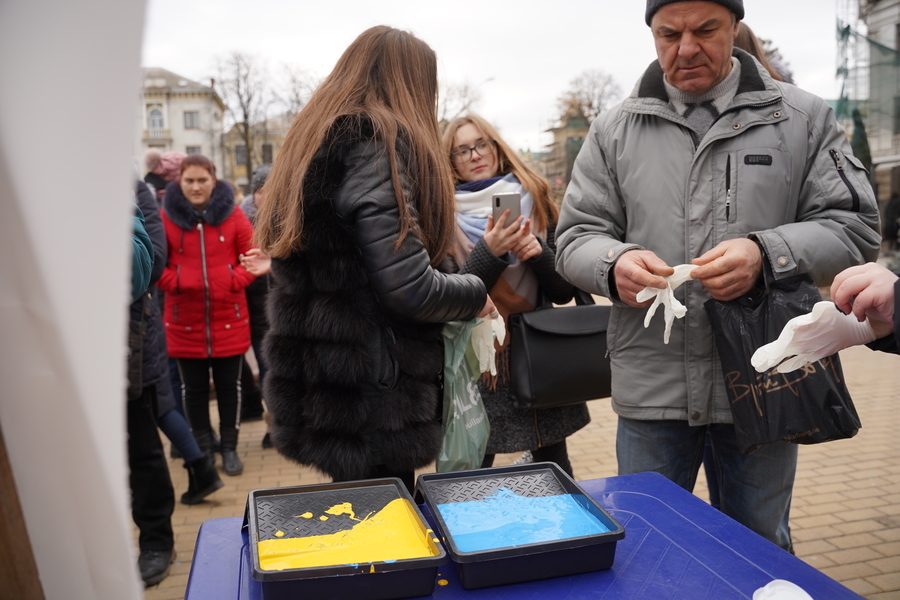 Стяг в патріотичних долоньках: в центрі міста влаштували флешмоб до Дня Соборності