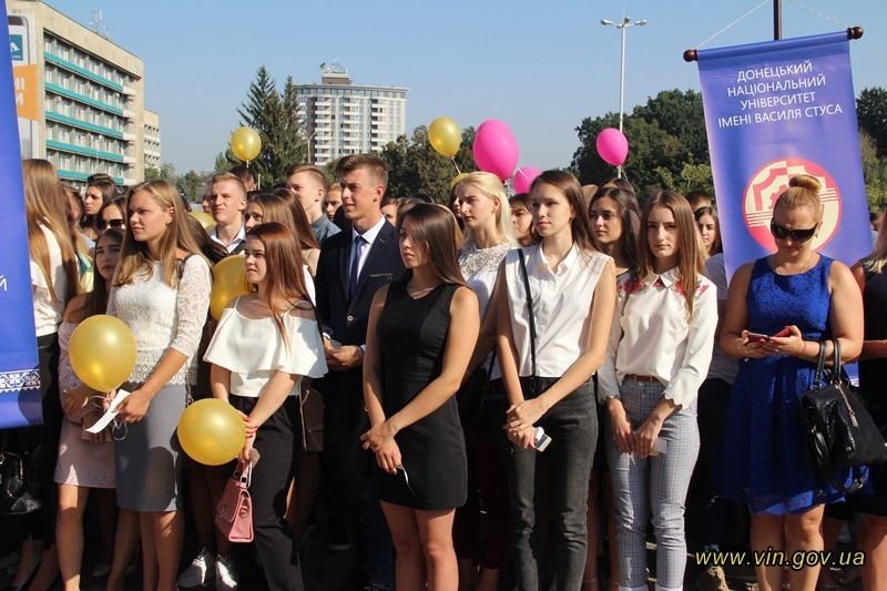 Майже півтори тисячі першокурсників ДонНу імені Василя Стуса склали урочисту присягу