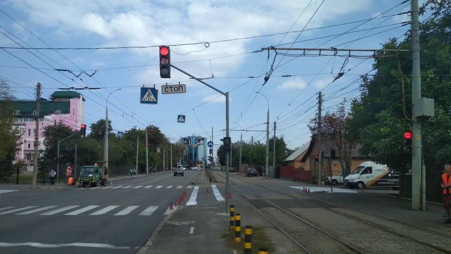 На вул. Данила Галицького облаштували перший у Вінниці вело переїзд із окремим світлофором для велосипедистів